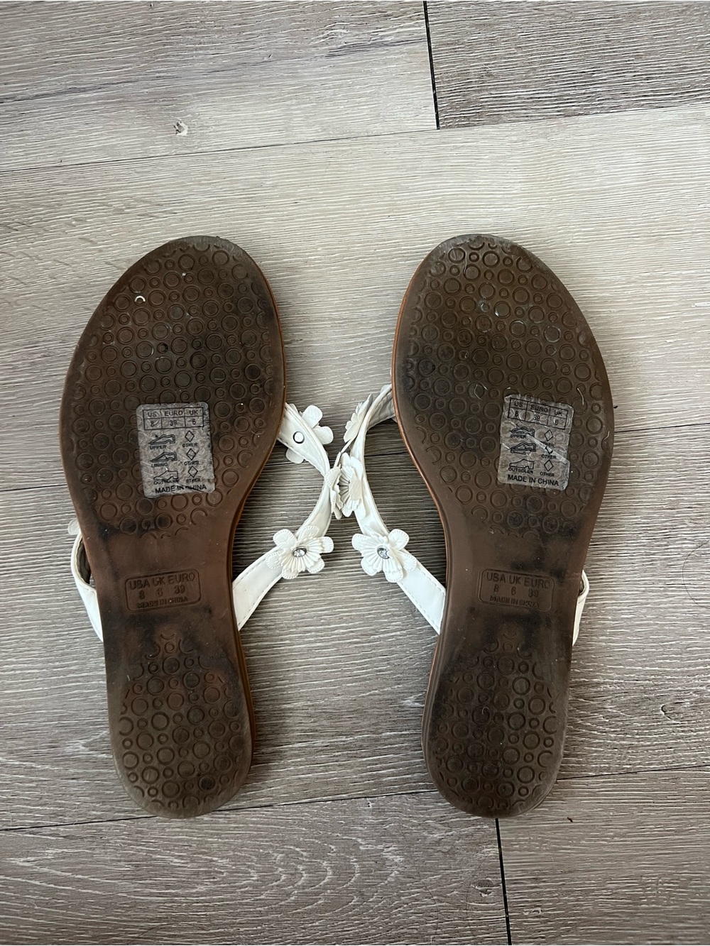 Capelli New York White Flower Flip Flops with Rhinestone Details - Picture 3 of 3